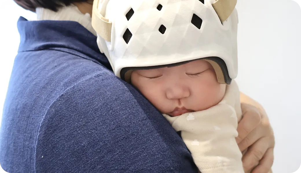 ヘルメット装着の赤ちゃんの画像